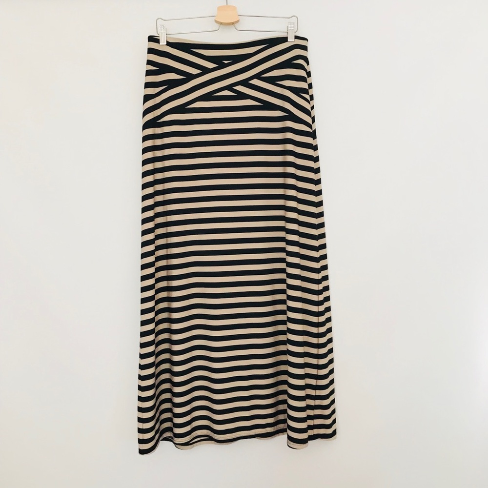 Striped maxi skirt, slimming effect